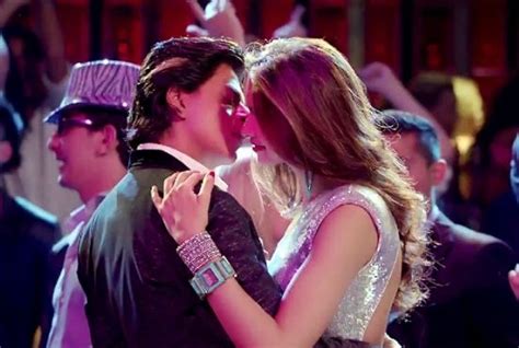 deepika padukone hot kiss|Deepika Padukone's adorable kiss to Shah Rukh Khan .